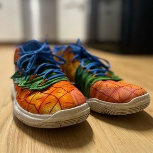 Kyrie 5 Special Edition SpongeBob Pineapple House Basketball Shoes.